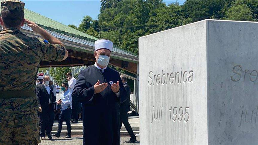 Brojne delegacije položile cvijeće i odale počast žrtvama srebreničkog genocida